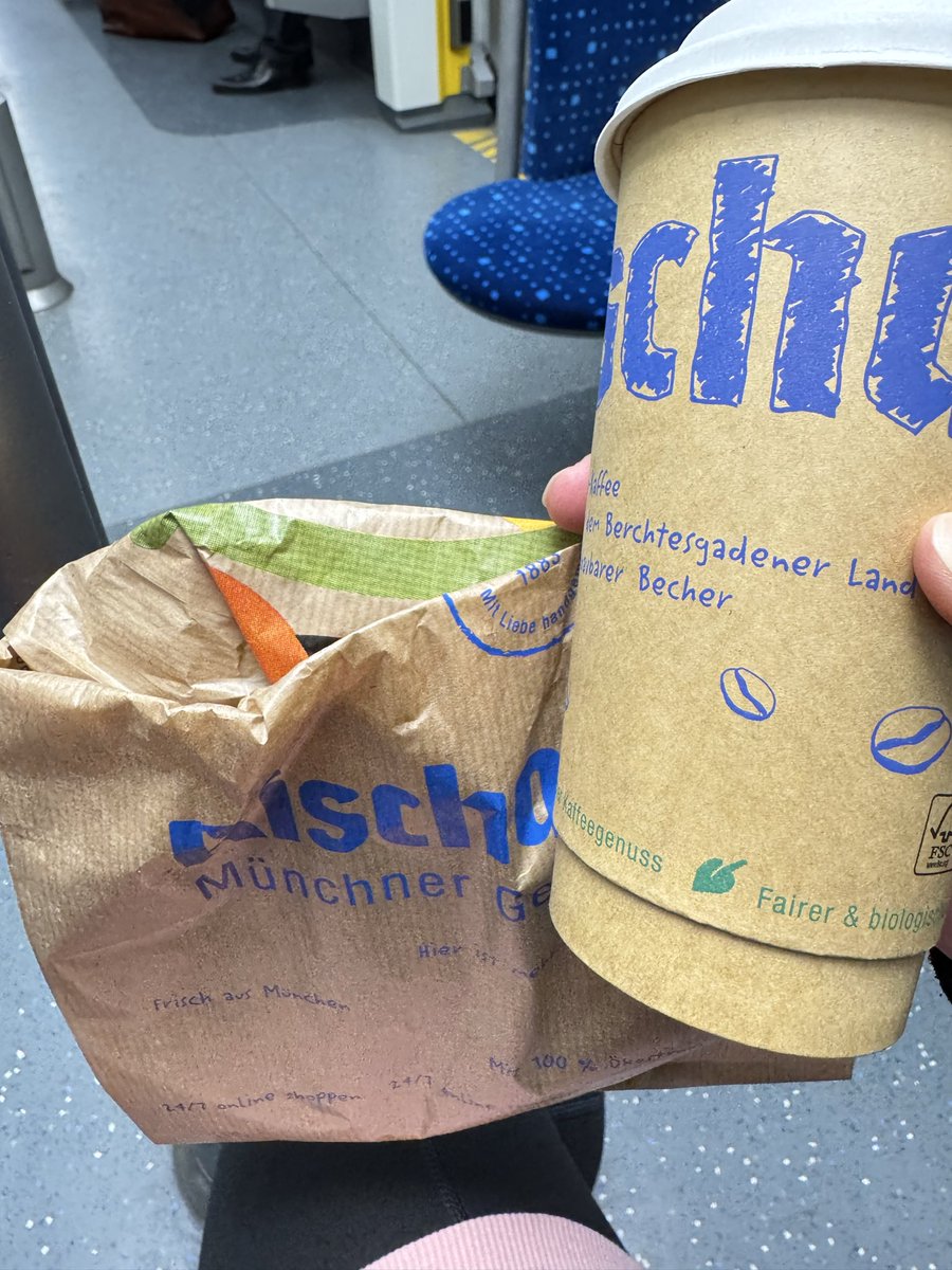 Dieses Hühnchen hat gut geschlafen, und tingelt grad durch München zu einer Sitzung . Läuft