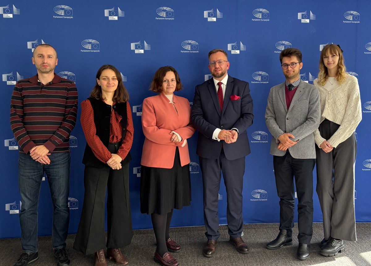 Współpraca w obszarze edukacji, w tym konferecja #CyberCzat w Gorzowie Wielkopolskim 6 listopada, była tematem spotkania lubuskiego kuratora oświaty Mariusza Biniewskiego z Joanną Sterzyńską-Lindberg, dyrektorką <a href="/EUinWroclaw/">Komisja Europejska we Wrocławiu</a>

Szczegóły wydarzenia → link.europa.eu/rbxbWb