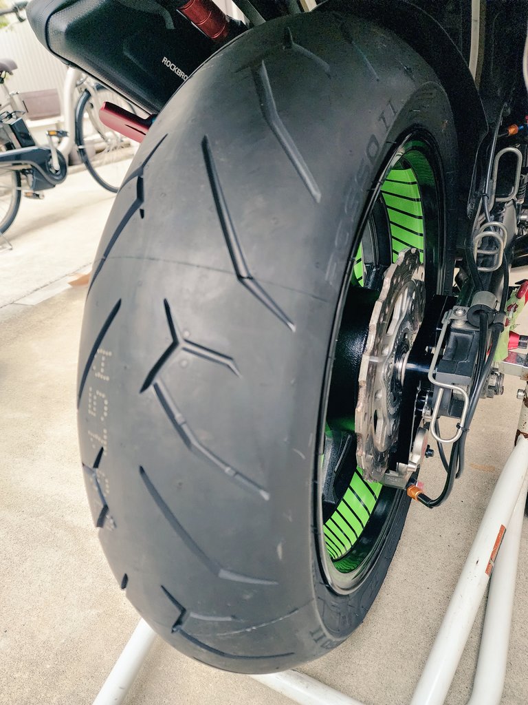DM44074871's tweet photo. いいね😁新しいって😃
#ZX14R
#ROSSO2 https://t.co/LXhW84ypha