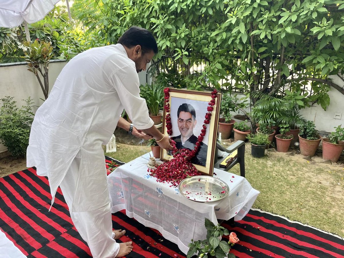 Mahendranawa's tweet photo. हरीश जी मीणा टोंक-सवाईमाधोपुर सांसद के निजी आवास पर उनके सुपुत्र स्व. हनुमंत सिंह जी मीणा की शोक सभा में सम्मिलित होकर श्रद्धांजलि अर्पित की एवं शोकाकुल परिवारजनों को सांत्वना दी ॥ https://t.co/fRKdnOAwpP