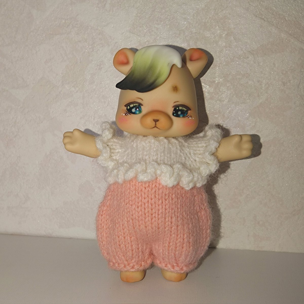 小さい達にもお洋服!みんな新しいべべを自慢しあっている
ハンサムにぴったしフォーマル感あるロンパースにふわふわのブラウス、フリルが可愛すぎるニット
みんなたち良かったねぇ、可愛すぎ
ロンパースと👚 <a href="/marchen_doll00/">メル</a> さま
🧶 <a href="/chihirocc117/">November Doll@12/14-アイドール東京</a>  さま
#アイドール名古屋 
#cocoriang
#kumukuku