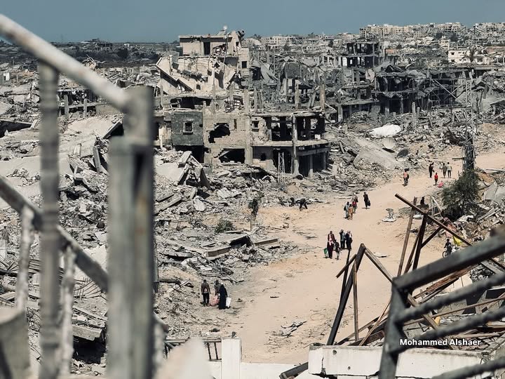 Shocking scenes of massive destruction in Khan Younis, where residents walk among the rubble carrying what remains of their homes, caught between shock, pain, and fading hope.