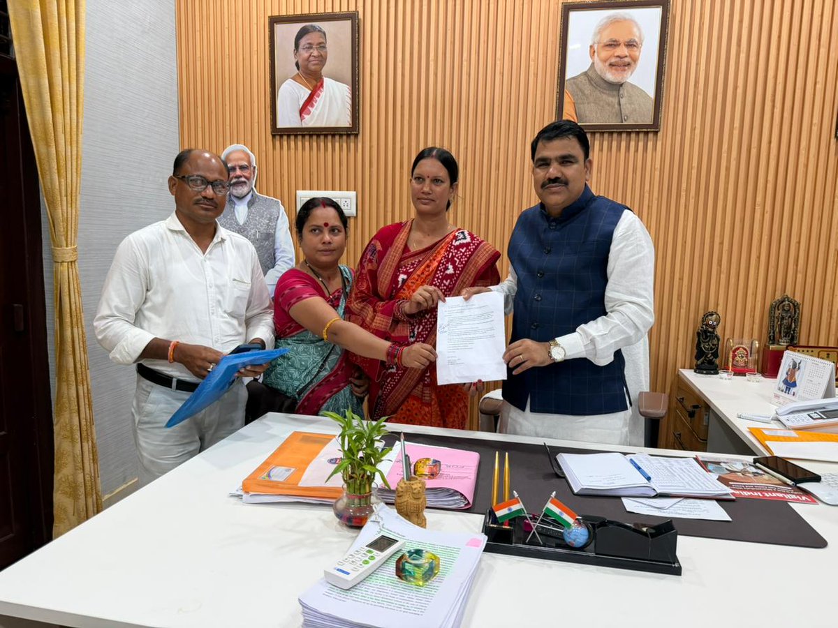 NityanandaBJP's tweet photo. ପ୍ରତ୍ୟେକ ମଙ୍ଗଳବାର ଜନ ଅଭିଯୋଗ ଶୁଣାଣିର ଧାରା ଆମେ ଜାରି ରଖିଛୁ। ଆଜି ବିଭିନ୍ନ ଅଞ୍ଚଳରୁ ଭିନ୍ନ ଭିନ୍ନ ସମସ୍ୟା ନେଇ ଆସିଥିବା ସମସ୍ତ ଅଭିଯୋଗକାରୀଙ୍କ ସମସ୍ୟା ଶୁଣିବା ସହିତ ଏହାର ସମାଧାନ ଦିଗରେ କାର୍ଯ୍ୟ କରିବା ଆମ ଦାୟିତ୍ଵ। ନିଶ୍ଚିତ ଭାବରେ ସମସ୍ତଙ୍କ ସମସ୍ୟା ଦୂର କରିବା ପାଇଁ ଆମେ ସଂପୂର୍ଣ୍ଣ ଭାବେ ଚେଷ୍ଟା କରିବୁ।
#Grievance https://t.co/rH2kQGTX2j