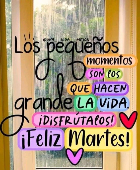 A window with rain-streaked glass in a yellowish frame, overlaid with multicolored handwritten-style text reading Los pequeños momentos son los que hacen grande la vida disfrútalos Feliz Martes with pink and purple heart shapes at the end.