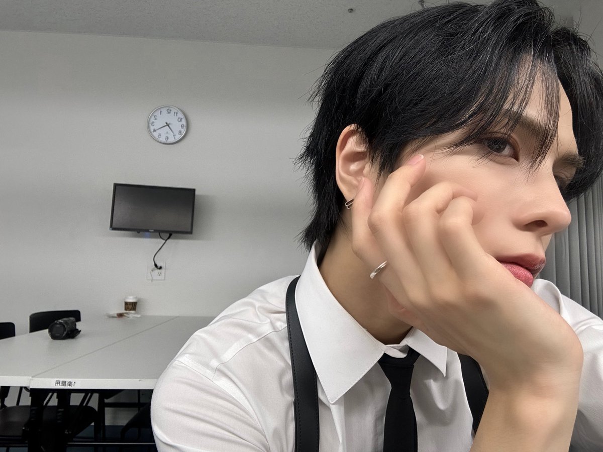 ELASTofficial's tweet photo. 🥸😎

#ELAST #엘라스트 #エラスト
#YEJUN #예준 #イェジュン https://t.co/xgLVQcTYFs