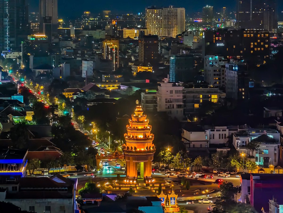 consulate_kh's tweet image. ជ្រុងមួយនៃទីក្រុងភ្នំពេញនៅពេលយប់ - A corner of Phnom Penh at night 
Cardit by #SPPC