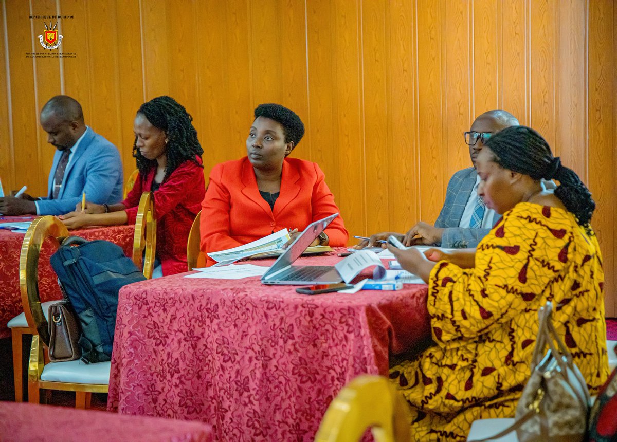 MAEBurundi's tweet photo. Ce lundi 13 octobre 2025, des hauts cadres de l'Etat, ont officiellement entamé à Bujumbura une formation diplomatique spécialisée sur l'Union Africaine. Organisée sur une période de trois jours, du 13 au 15 octobre 2025, cette session comprend plusieurs modules thématiques conçus pour renforcer les compétences des participants, en particulier dans les dynamiques du cadre multilatéral. La formation est dispensée par des experts belges hautement qualifiés, avec le soutien financier du Royaume de Belgique. @NtareHouse , @RTNBurundi , @BelgiumInBuja , @EdBiziman