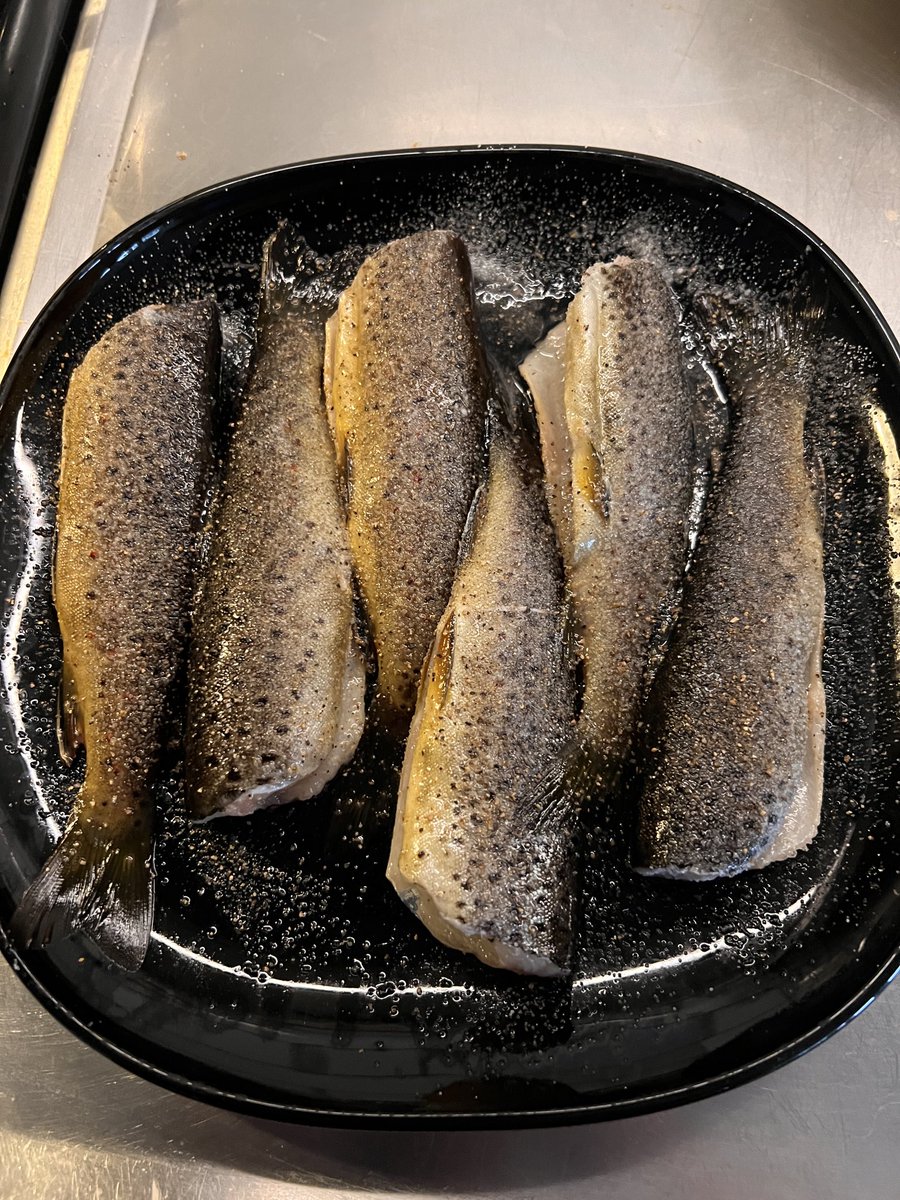 dasimaster's tweet image. Middagsbild från igår. Bäcköring, kokt potatis, majonäsen och rivna morötter. Enkelt och gott.