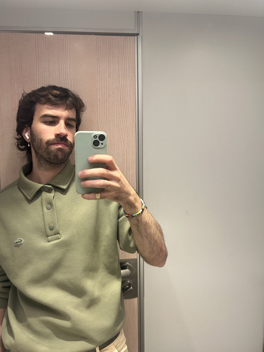 C’è una spiegazione scientifica sul perché farsi foto negli specchi dei bagni dei mezzi di trasporto appaghi così tanto?