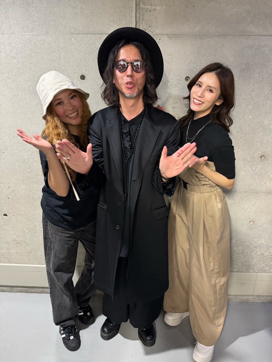 joeyokomizo_'s tweet image. 『Fender Experience 2025』🎸 写真は昨日、2日目の #MIYAVI さんのライブにコーラスで参加なさっていた、#宮崎薫 さん、#HanahSpring さんとパチリ✌🏻 スーパーボーカリストによる最高のコーラスがライブを盛り上げまくってました🔥🔥 お二人のソロライブも体験したい👍🏻