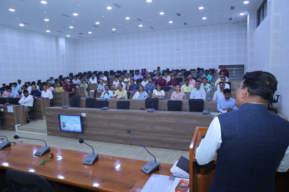 CollectorRaigad's tweet photo. जिल्हाधिकारी किशन जावळे यांच्या अध्यक्षतेखाली अनुसूचित जाती-जमाती अत्याचार प्रतिबंध कायदा 1989 व 2016 सुधारित अधिनियमावरील
जिल्हास्तरीय प्रशिक्षण कार्यशाळा उत्साहात पार पडली
#Raigad #SocialJustice #BARTI https://t.co/6UsPGC4qp8