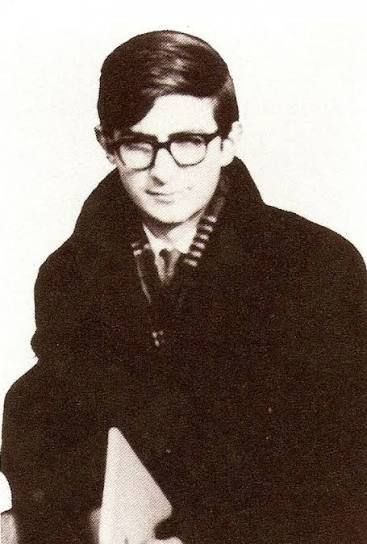 1944an Abandoko Ibañez de Bilbao kalean jaio zen. Gaur 81 beteko zituen. 
Poeta, iraultzailea. El ruido de la vida lehen, Voces de amianto y calma, En pie de pensamiento,  Las turbias potestades eta Versos sueltos (1963-1967) poema bildumak idatzi zituen.

#BilboHariGorria