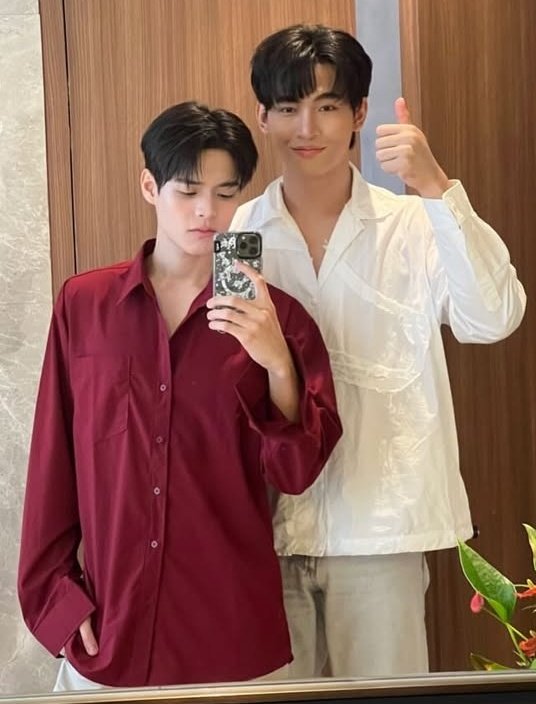 Excuseeee meeee can youuu released the seconddd photoooo????!!! Damnnn Ohm smirkinggg right thereeeee shiaaaa!!! Ahhhhh

MRS WITH JMOP Q2
#MyRomanceScammerQ2
#OhmPoon