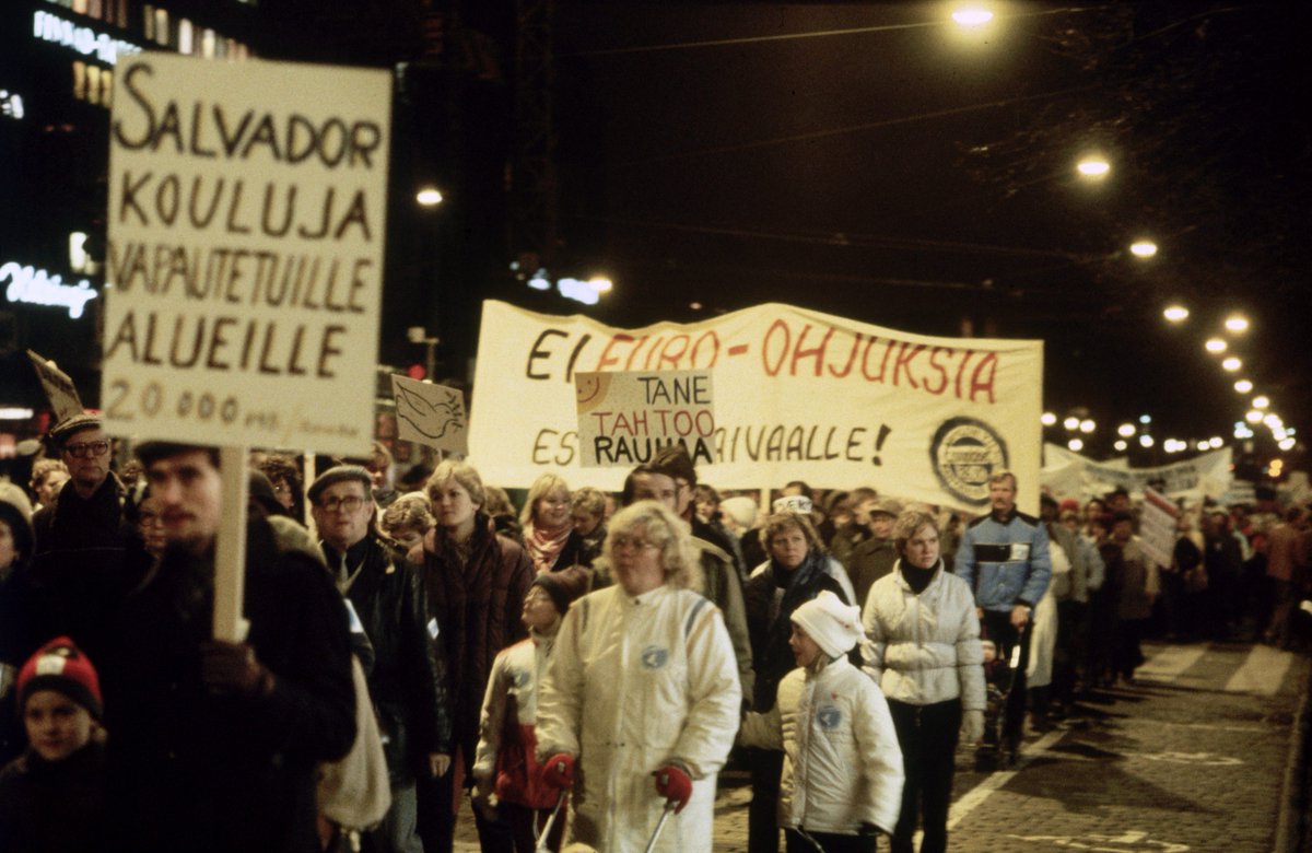 Ihmiset muttavat maailmaa!

Esa Noresvuo kirjoittaa 1980-luvun ydinaseiden vastaisesta liikkeestä (END), joka vaikutti merkittävästi kylmän sodan päättymiseen. 
Lue koko kirjoitus Ydin-sivuilta! Voit myös tilata kotiisi. ydinlehti.fi
Kuva: Lehtikuva (26.10.1983)