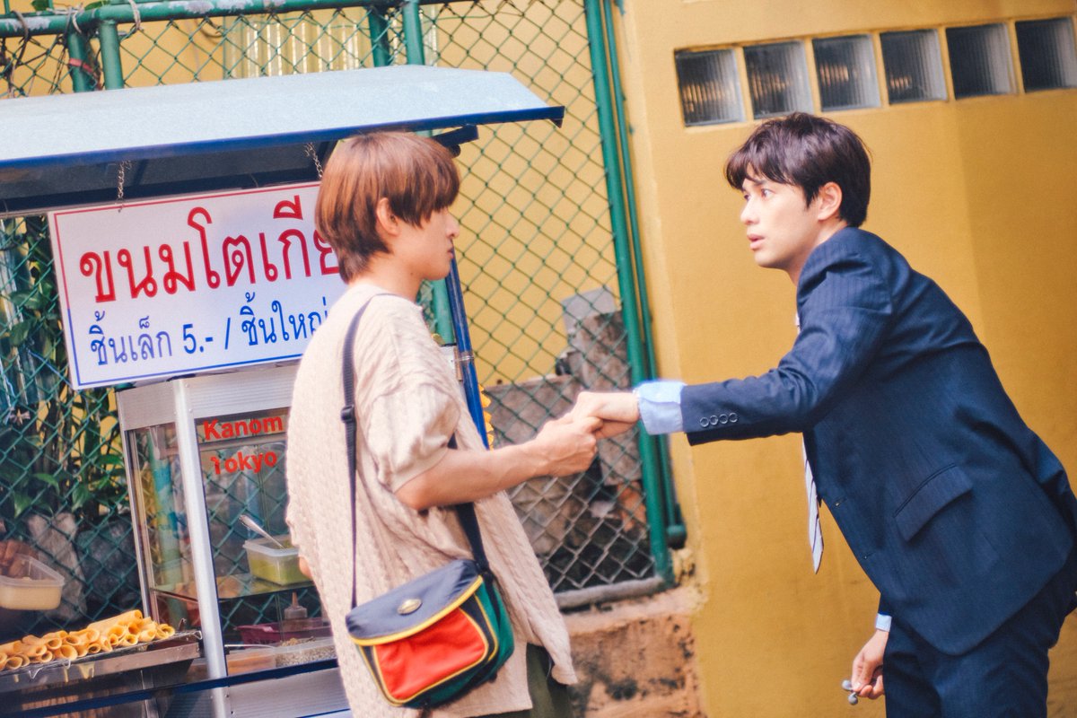 movie_lovesong's tweet photo. 🎞 #映画ラブソングの軌跡 ࿐⋆
⠀
大ヒットドラマ「2gether」と
共通しているテーマは❔
𝒃𝒚 チャンプ監督🇹🇭
┈┈┈┈┈┈┈┈┈
「2gether」では登場人物の2人は
以前あるシチュエーションで
会ったことがあるという伏線があります。
⠀
タイ人は偶然に再会して
相手に特別な気持ちを感じることを、
（ドラマのセリフにもあった）
タイ語で「プロムリキット」
つまり「運命」という言葉でよく表します。
⠀
本作にも同じように再会のシーンがあります。
今回の場合は、2人が運命の再会によって
お互いへの気持ちが新たに芽生えていきます。
⠀
映画『（LOVE SONG）』𝟣𝟢.𝟥𝟣🌻
#movielovesong #映画ラブソング