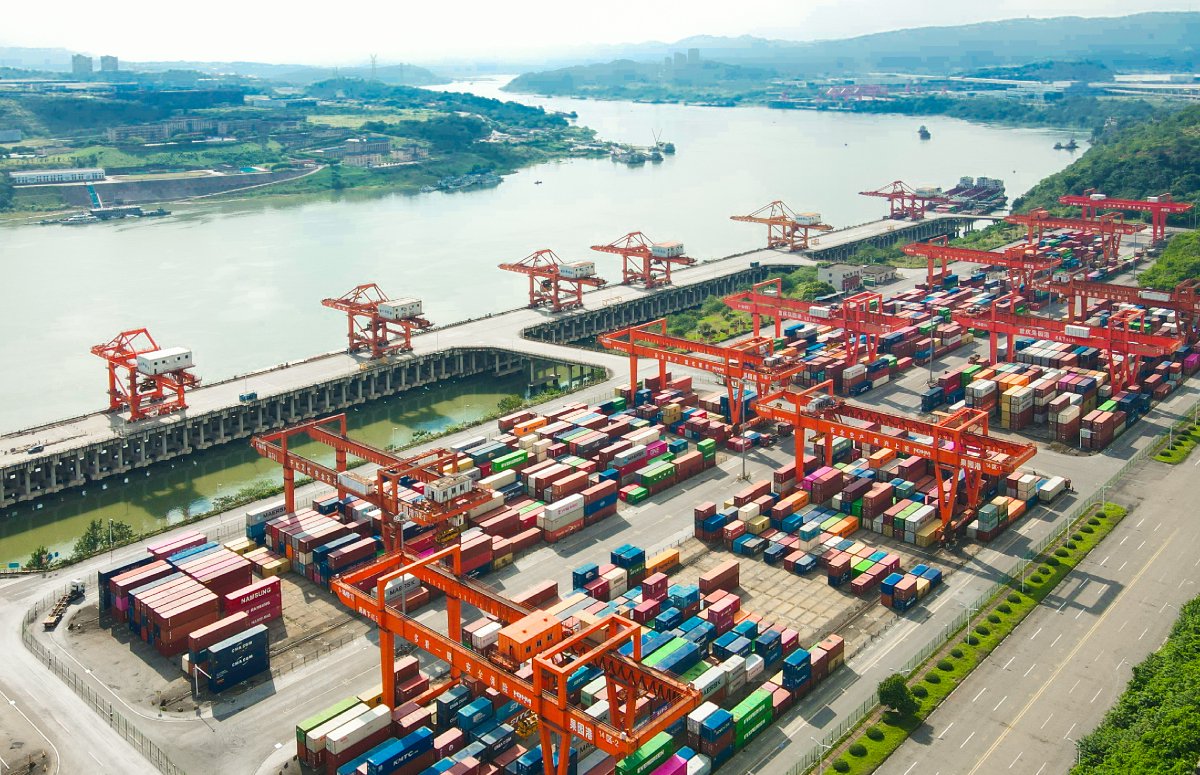 CQ_Liangjiang's tweet photo. Rail-sea intermodal shipments in the New International Land-Sea Trade Corridor (#ILSTC) have surpassed 1 million TEUs for the first time as of September 2025, marking a 283-fold increase in 8 years. #China #Trade 🚂🌍
📸 Wang Yantong/Liangjiang New Area Media Center https://t.co/o2L1eVB71k