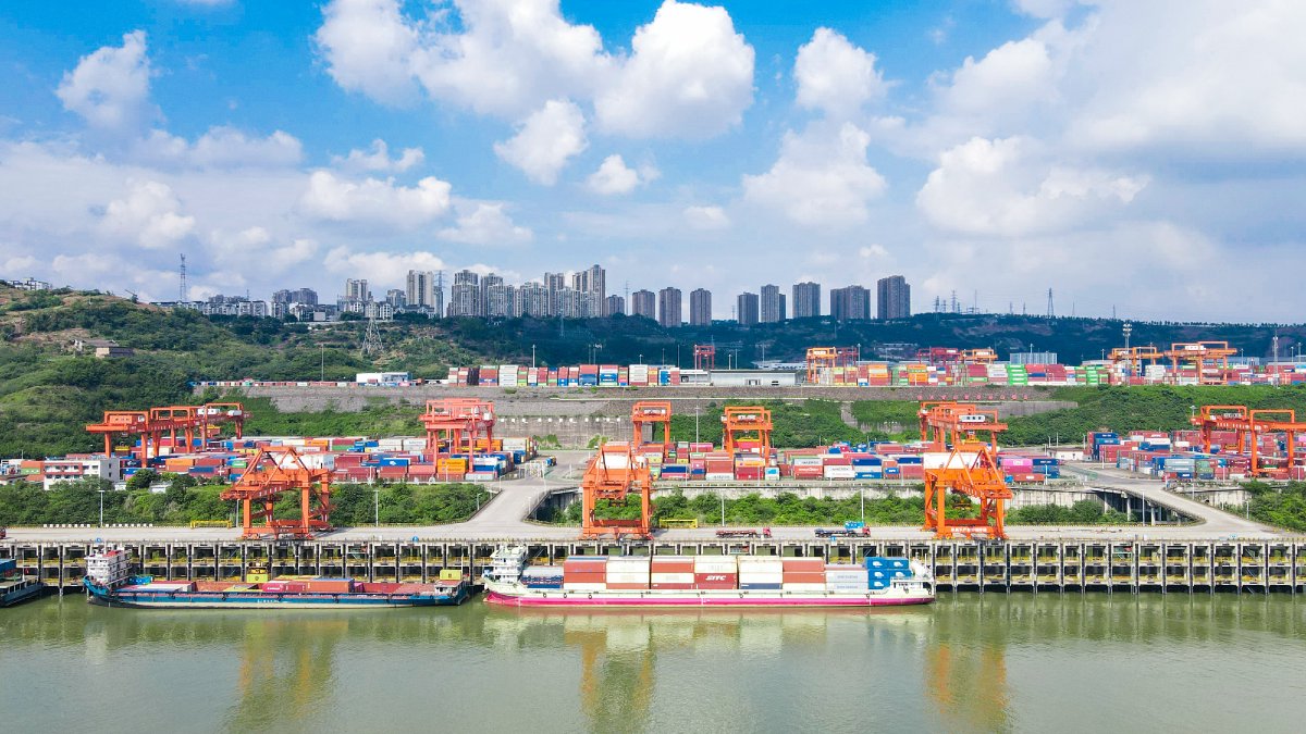 CQ_Liangjiang's tweet photo. Rail-sea intermodal shipments in the New International Land-Sea Trade Corridor (#ILSTC) have surpassed 1 million TEUs for the first time as of September 2025, marking a 283-fold increase in 8 years. #China #Trade 🚂🌍
📸 Wang Yantong/Liangjiang New Area Media Center https://t.co/o2L1eVB71k