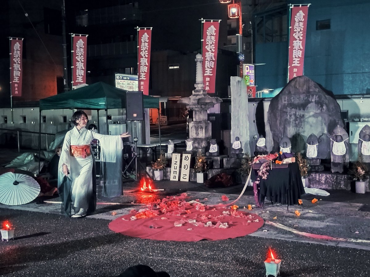 yoyokade's tweet photo. #大須大道町人祭  2025.10.12
たまたま前夜祭でめりこさんをお見かけし、一言“お大事に”と声をおかけしたところ、明るい笑顔で返していただきほっと…😅大光院でめりこさんの一刻も早い回復も祈願いたしました。代わりに登場したizumaさんの優しさ溢れる気遣いや演出にも感激です✨
#めりこ
#izuma https://t.co/ggTNFZPj41