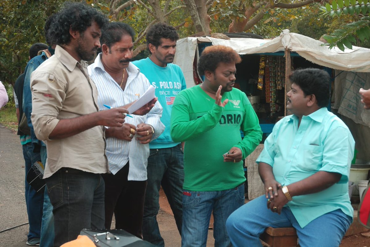 etheneolex's tweet photo. ನನ್ನ ಆತ್ಮೀಯ  ಗೆಳೆಯ ಸಹನಟ ರಾಜು ತಾಳಿಕೋಟೆ ರವರ ಅಗಲಿಕೆಯಿಂದ ಮನಸ್ಸಿಗೆ ತುಂಬ ದುಃಖ ತಂದಿದೆ. 
ಉತ್ತರ ಕರ್ನಾಟಕದ ರಂಗಭೂಮಿ ಮತ್ತು ಸಿನಿಮಾ ಲೋಕದ ಅತ್ಯುತ್ತಮ ಕಲಾವಿದನಾಗಿ ಅವರ ಕಲಾ ಸೇವೆಯ ಕೊಡುಗೆ ಅಪಾರ. 
ನಮ್ಮ '90' ಸಿನಿಮಾದಲ್ಲಿ ಜೊತೆಯಾಗಿ ಕೆಲಸ ಎಂದಿಗೂ ಮರೆಯಲಾಗದು.

ನಿಮ್ಮ ಕಲಾ ಸೇವೆಗೆ 🙏
ಭಾವಪೂರ್ಣ ಶ್ರದ್ಧಾಂಜಲಿ. https://t.co/xZIyE5d4Yq