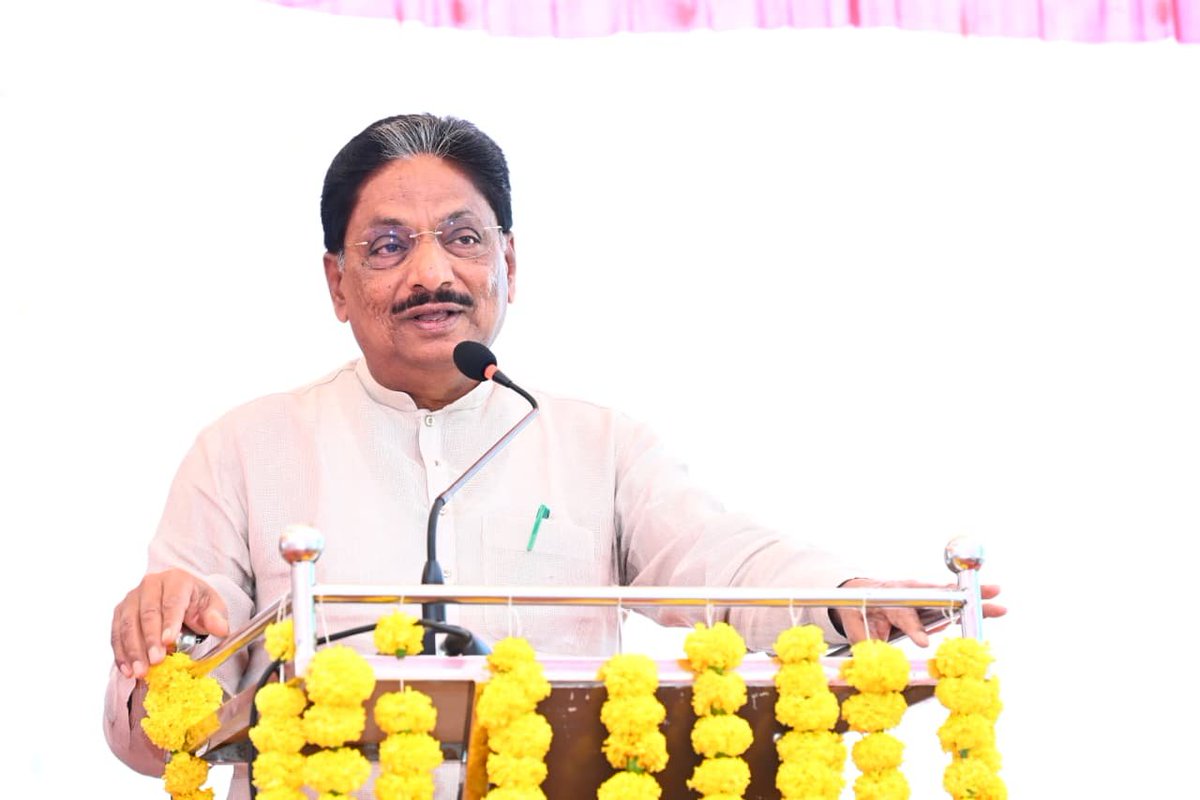 irushikeshpatel's tweet photo. રવિ કૃષિ મહોત્સવનો શુભારંભ

વિકાસ સપ્તાહ અંતર્ગત વિરમગામ ખાતે કૃષિ વિકાસ દિવસ નિમિત્તે રવિ કૃષિ મહોત્સવના શુભારંભ કરાવ્યો. જેનો રાજ્યના 3 લાખ ખેડૂતોને મોટો લાભ મળી રહેશે. આ પ્રસંગે બાળકોને પોષણ માટેની કિટ અને લાભાર્થીઓને ચેકનું વિતરણ કર્યું.

અહીં આયોજિત પ્રદર્શનીમાં આંગણવાડી અને પ્રાકૃતિક ખેતીને લગતા સ્ટોલની મુલાકાત કરી, પ્રાકૃતિક ખેતી અંગે પ્રોત્સાહન આપ્યું. દૈનિક જીવનમાં પ્રાકૃતિક ઉપજનું મહત્ત્વ સમજાવ્યું સાથે ખેડૂતોને પ્રાકૃતિક ખેતી કરવા માટે આહ્વાન કર્યું. 
 
આદરણીય વડાપ્રધાન શ્રી @narendramodi  સાહેબના અન્નદાતાઓના હિતને પ્રાધાન્ય આપતા અભિગમમાં કૃષિક્ષેત્રમાં અસાધારણ પરિવર્તન આવ્યા છે. ખેડૂતોને બીજથી લઈ બજાર સુધીની સુવ્યવસ્થિત સવલત મળતા ઉપજના યોગ્ય ભાવ મળી રહ્યા છે. અન્નદાતાની સમૃદ્ધિથી દેશની પ્રગતિનું સૂત્ર ચરિતાર્થ થઈ રહ્યું છે.