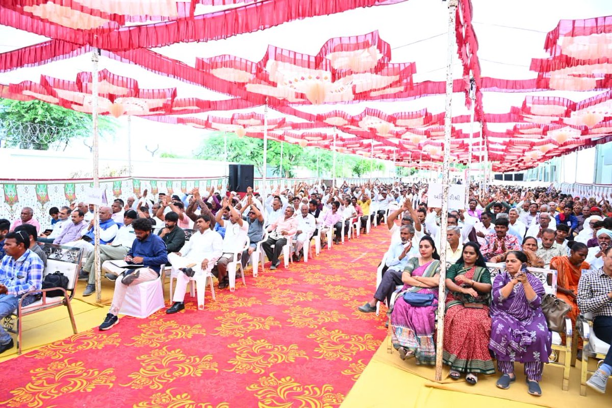 irushikeshpatel's tweet photo. રવિ કૃષિ મહોત્સવનો શુભારંભ

વિકાસ સપ્તાહ અંતર્ગત વિરમગામ ખાતે કૃષિ વિકાસ દિવસ નિમિત્તે રવિ કૃષિ મહોત્સવના શુભારંભ કરાવ્યો. જેનો રાજ્યના 3 લાખ ખેડૂતોને મોટો લાભ મળી રહેશે. આ પ્રસંગે બાળકોને પોષણ માટેની કિટ અને લાભાર્થીઓને ચેકનું વિતરણ કર્યું.

અહીં આયોજિત પ્રદર્શનીમાં આંગણવાડી અને પ્રાકૃતિક ખેતીને લગતા સ્ટોલની મુલાકાત કરી, પ્રાકૃતિક ખેતી અંગે પ્રોત્સાહન આપ્યું. દૈનિક જીવનમાં પ્રાકૃતિક ઉપજનું મહત્ત્વ સમજાવ્યું સાથે ખેડૂતોને પ્રાકૃતિક ખેતી કરવા માટે આહ્વાન કર્યું. 
 
આદરણીય વડાપ્રધાન શ્રી @narendramodi  સાહેબના અન્નદાતાઓના હિતને પ્રાધાન્ય આપતા અભિગમમાં કૃષિક્ષેત્રમાં અસાધારણ પરિવર્તન આવ્યા છે. ખેડૂતોને બીજથી લઈ બજાર સુધીની સુવ્યવસ્થિત સવલત મળતા ઉપજના યોગ્ય ભાવ મળી રહ્યા છે. અન્નદાતાની સમૃદ્ધિથી દેશની પ્રગતિનું સૂત્ર ચરિતાર્થ થઈ રહ્યું છે.