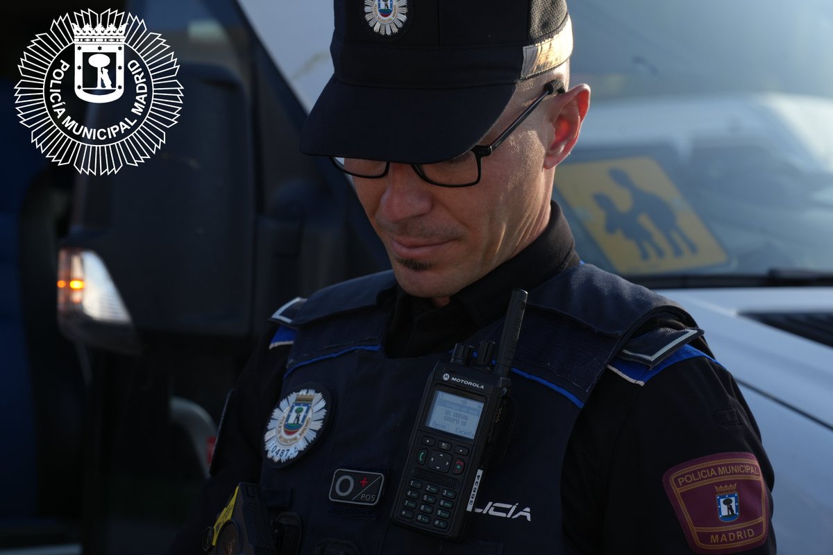 #BuenosDías #Madrid #FelizMiércoles 

🚔La #Seguridad de los más pequeños es una prioridad🚔

🚸Nuestros agentes supervisan el #TransporteEscolar para garantizar que cada trayecto sea seguro y tranquilo🚍

#SeguridadVial 
#VelamosPorTi
#PoliciaMunicipalMadrid