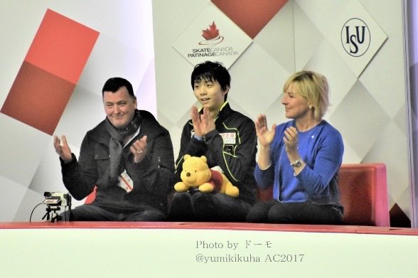 yumikikuha's tweet photo. #ジャス祭り が始まってるのね❣️
私が初めて撮影したジャス羽生選手は #AC2017⛸️
これは会心の演技で世界歴代最高得点を叩き出したバラ1の結果発表の時キスクラで拍手しているオーサーコーチとトレーシーコーチと #羽生結弦 選手👏👏👏
初代プーさんも膝の上にいますね☺️
Photo by DOMO @yumikikuha https://t.co/ANu25AYgw3
