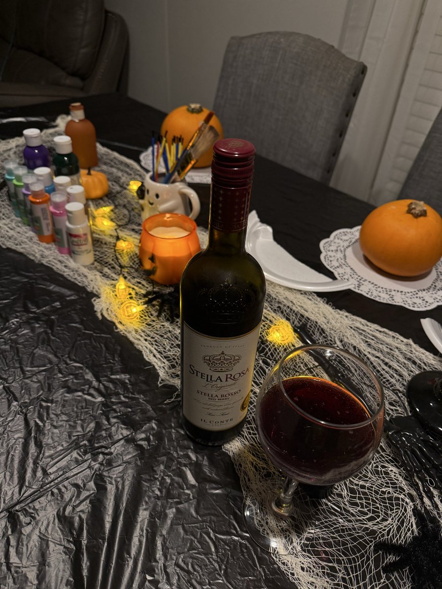 _naomirod's tweet photo. SPOOKY girls night 🍕🍷✨🎃 https://t.co/ZIWlzV9iSD