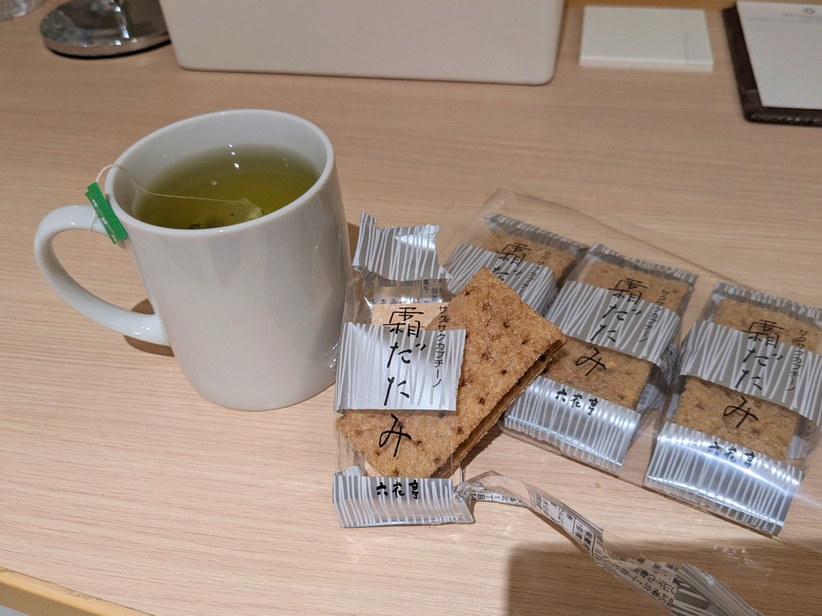 CoreTech_PR's tweet image. ✈社員旅行レポート👜
ラーメンを食べに行く前に……、ホテルでティータイム☕
六花亭本店でおみやげを買いつつ自分用に『霜だたみ』を買ってお茶請けに✨
カプチーノ風味のクリームをパイ生地で挟んだお菓子です!
個人的には六花亭と言えばバターサンドより霜だたみです😎
#コアテック社員旅行