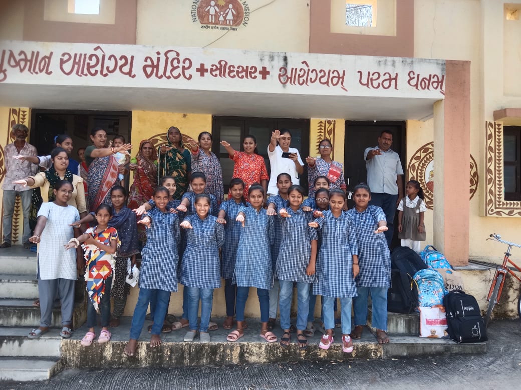 Dsbcc_jamnagar's tweet photo. વિકાસ સપ્તાહ અંતર્ગત 

જામજોધપુર તાલુકાના આયુષ્યમાન આરોગ્ય મંદિર સીદસર-૨ ખાતે કિશોરીઓના વજન,ઉચાઇ તેમજ પ્તાથમિક તપાસ અને એનીમિયા તેમજ આયર્ન ગોળી વિષે માર્ગદર્શન 

હાજર લાભાર્થીને આરોગ્ય વિષે જરૂરી માર્ગદર્શન અપાયું https://t.co/bYjb4DEhO3