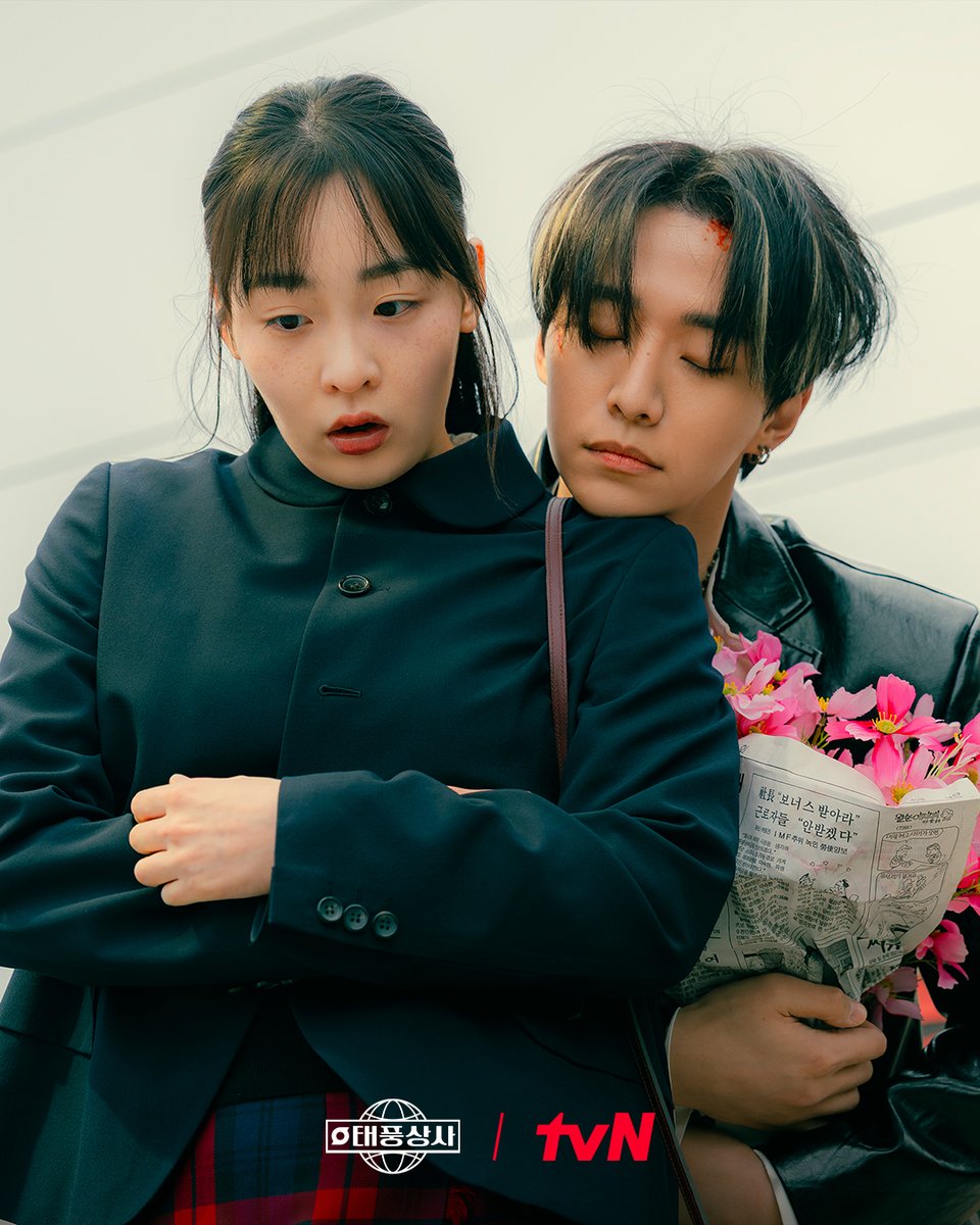 지하철에서 우연히 마주친
🌸꽃을 든 남자와 신문을 든 여자📰
근데 자꾸만 시선이 간다..💗

[토일] 밤 9:10 방송ㅣtvN
#같이달려tvN #태풍상사 #Typhoonfamily