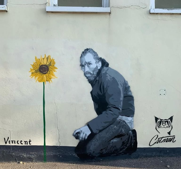 Imagein8's tweet image. Not a #WallFlower, but a beginning of the 'Yellow Fever' of creative kind! Vincent Van Gogh as a street artist spray painting his iconic sunflower. By Catman in Whitstable, England.
#VincentVanGogh #StreetArt #ArtCommunity