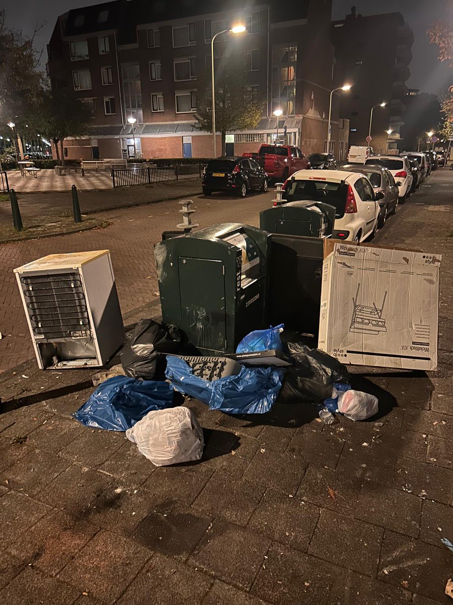 Het is inmiddels een heel bekend plekje: Veluweplein thv nr. 22 <a href="/GemeenteDenHaag/">Gemeente Den Haag</a> .
Helaas ligt het weer vol en helaas ligt er ook weer van alles in het water.