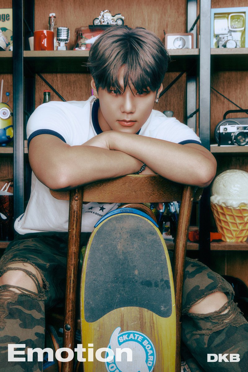 𝙳𝙺𝙱 𝚝𝚑𝚎 𝟿𝚝𝚑 𝙼𝚒𝚗𝚒 𝙰𝚕𝚋𝚞𝚖
[𝗘𝗺𝗼𝘁𝗶𝗼𝗻]

𝖢𝖮𝖭𝖢𝖤𝖯𝖳 𝖯𝖧𝖮𝖳𝖮 𝙼𝚒𝚜𝚌𝚑𝚒𝚎𝚏 𝚟𝚎𝚛.
#준서 #JUNSEO 

2025.10.23. 6PM (KST)

#다크비 #DKB #Emotion #Irony 
#20251023_6PM