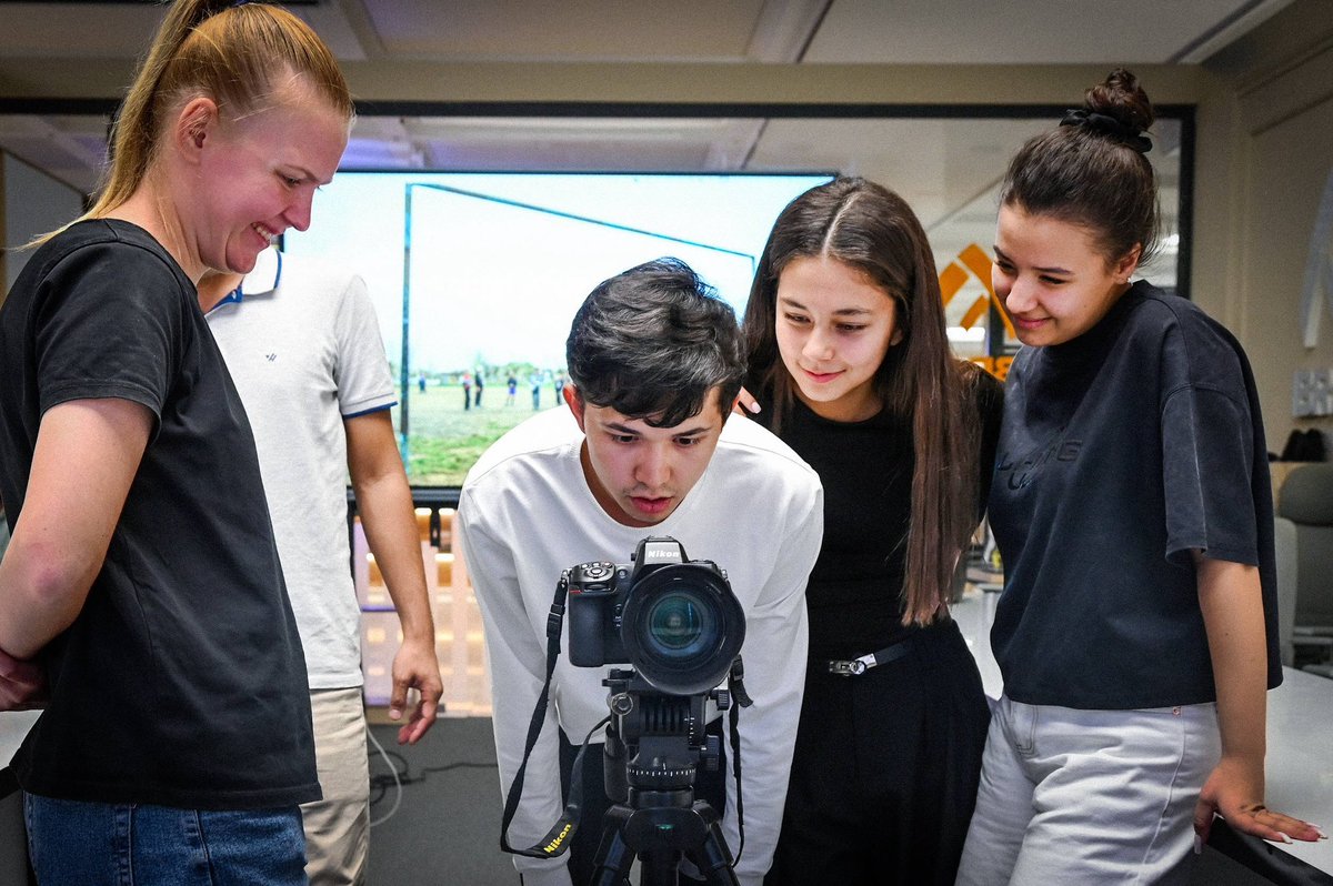 Shaxsiy fotosuratlarni sorayotgan yoshlar