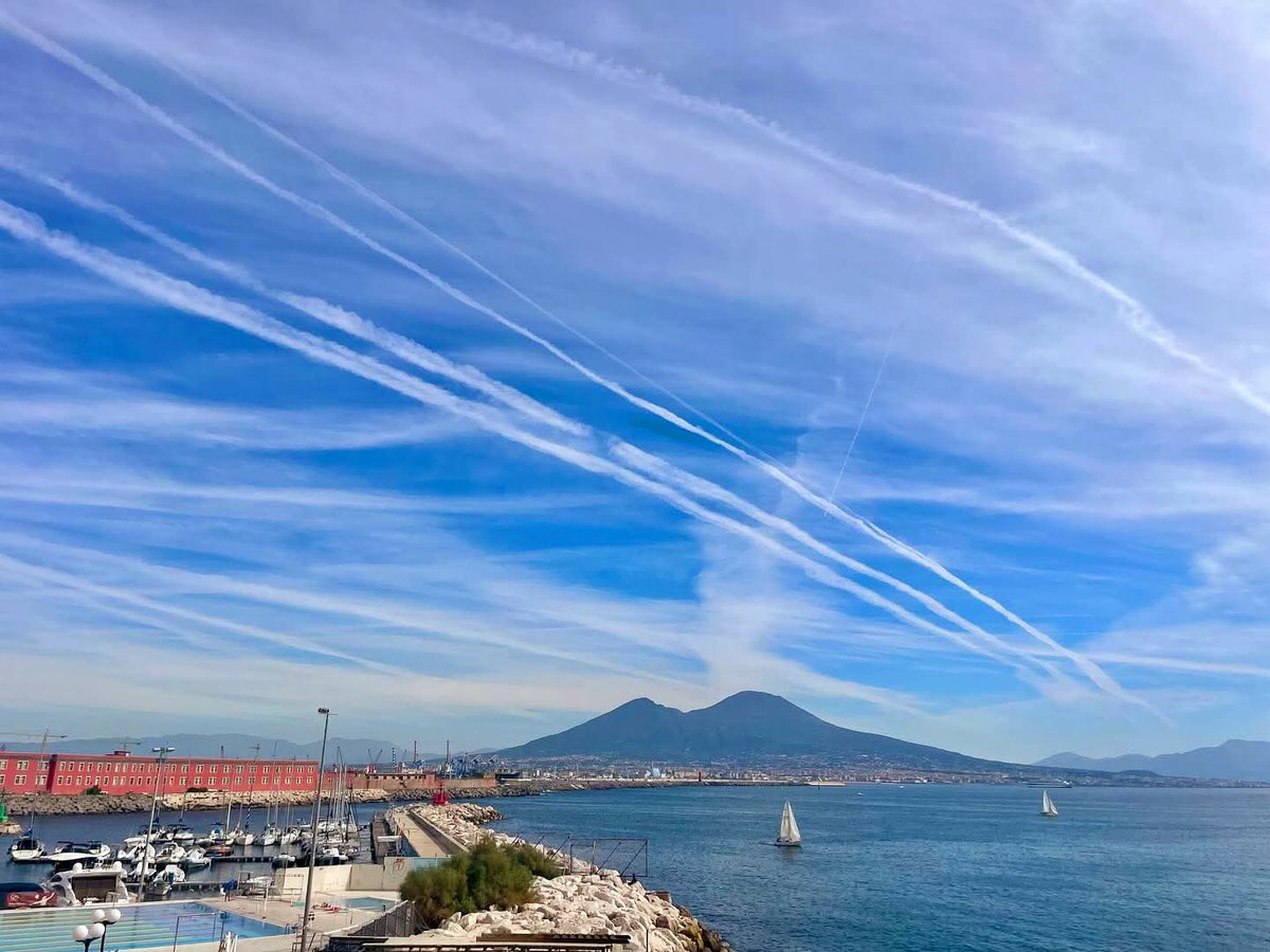 AngelDevil7771's tweet image. NAPOLI 💙
#Napoli #Campania #contrails
