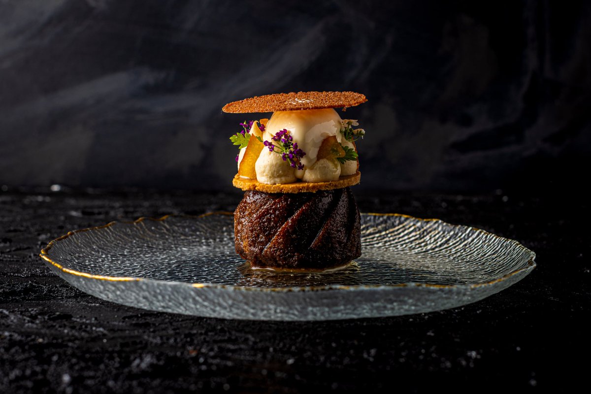 PlasDinas's tweet image. Ginger

Steamed ginger &amp;amp; Snowdonia honey pudding, anise orange crisp, chai spiced white chocolate, feuilletine, sesame ice cream. 

#octobermenu #TheGunroomRestaurant #MICHELINGuideGBI