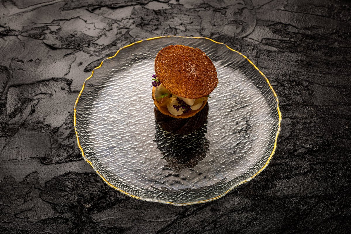 PlasDinas's tweet image. Ginger

Steamed ginger &amp;amp; Snowdonia honey pudding, anise orange crisp, chai spiced white chocolate, feuilletine, sesame ice cream. 

#octobermenu #TheGunroomRestaurant #MICHELINGuideGBI