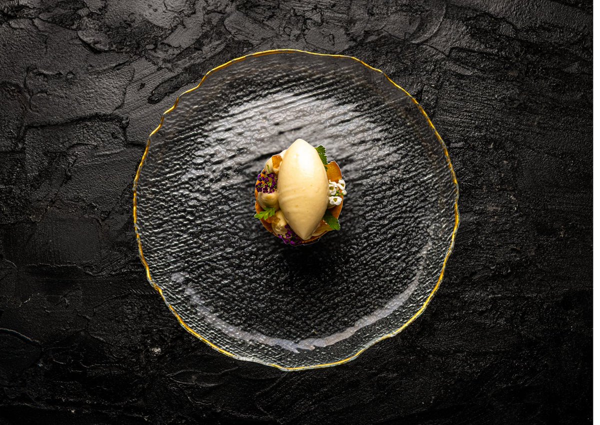 PlasDinas's tweet image. Ginger

Steamed ginger &amp;amp; Snowdonia honey pudding, anise orange crisp, chai spiced white chocolate, feuilletine, sesame ice cream. 

#octobermenu #TheGunroomRestaurant #MICHELINGuideGBI