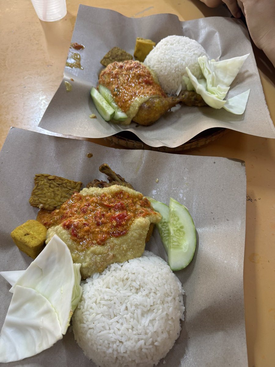 Asholedaebak_'s tweet photo. @melfrds Ayam gepuk citarasa on top ✨ https://t.co/w5EgVGMs3Y