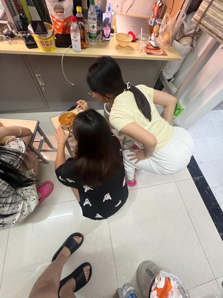 bobbythebuilde7's tweet photo. 瞧把这些女大学生饿的，有没有镇江本地的宝宝投喂一下💁 https://t.co/tUHbHNLxcM