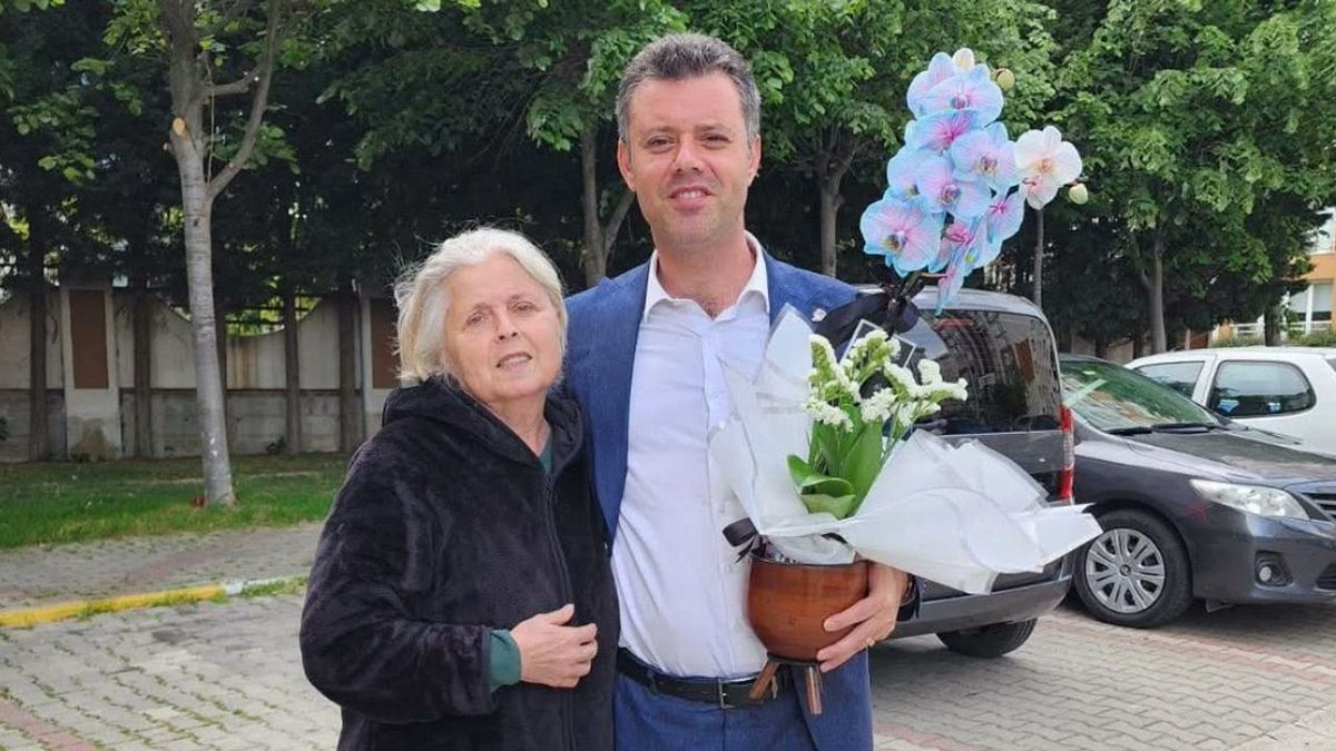 Çorlu Belediye Başkanı Sayın Ahmet Sarıkurt 'un kıymetli annesi Fatma Sarıkurt hanımefendinin vefat haberini aldım. Merhumeye rahmet dilerim, mekanı cennet olsun. Kıymetli Başkanımız ve ailelerine de başsağlığı ve sabırlar dilerim.