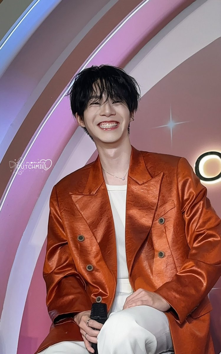 เด็กเล็กยิ้มโชว์ฟันขาว ไม่มีแมงคับอุนแม่

NJJ LOVE GLOWS 
#Jergensxnetjj 
⋆｡°✩ #jj_rcp ✩°｡⋆