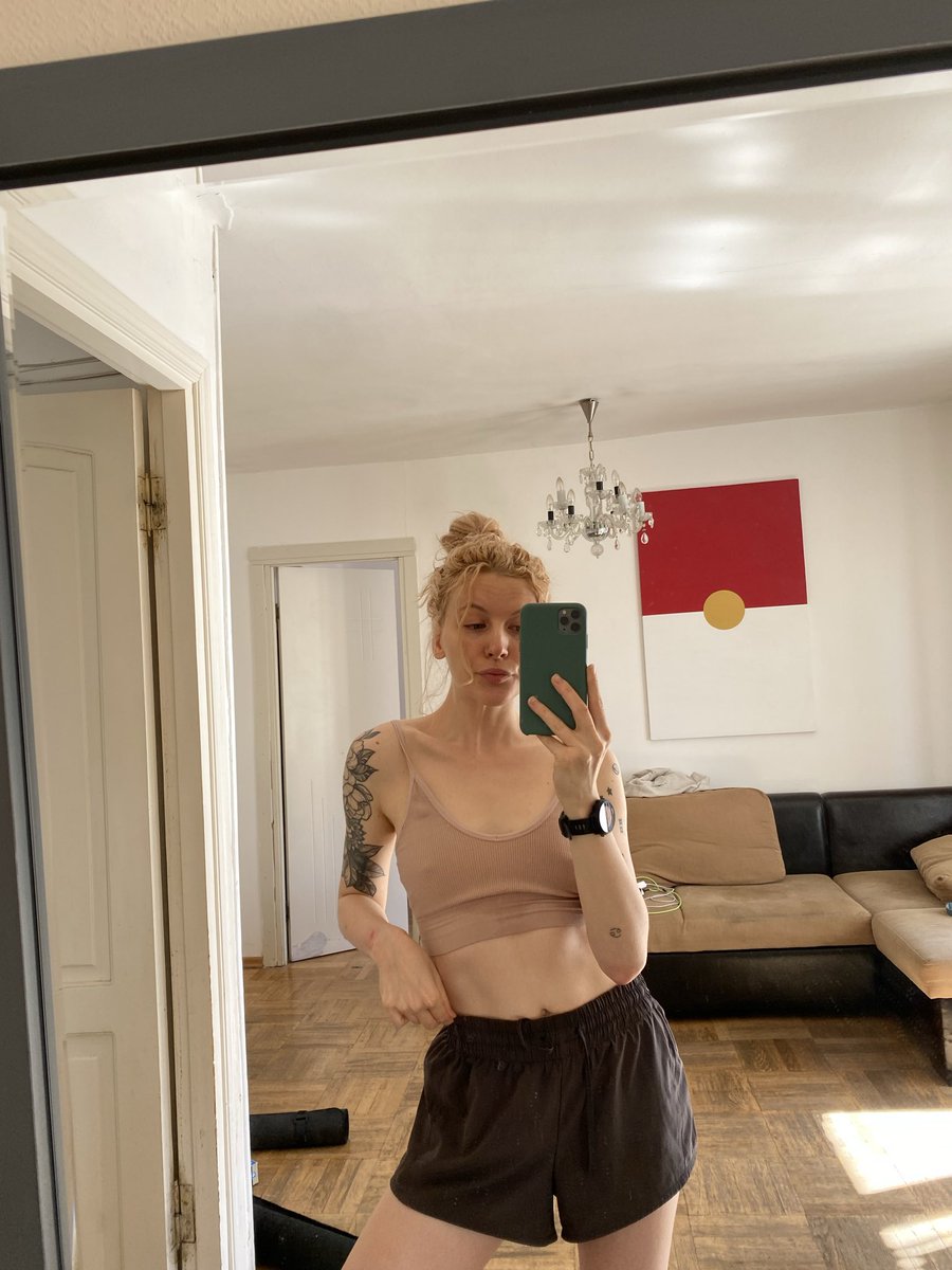 делаем ставки сколько лет этой мамзель понадобится чтобы встать на ее слабенькие ручки