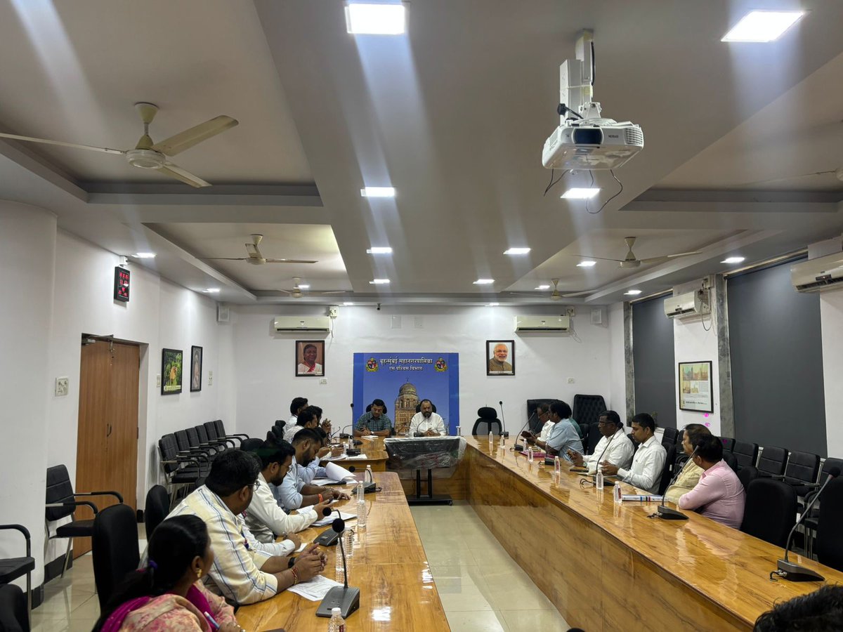 TukaramKate's tweet image. चेंबूर येथील ओल्ड बॅरेक रोड विकास प्रकल्प आणि त्या रस्त्याशी संबंधित स्थानिक समस्या यावर सविस्तर चर्चा करण्यासाठी आज मी चेंबूर वॉर्डचे अधिकारी श्री. भोसले साहेब यांची भेट घेतली.

#Tukaramkate #OldBarrackRoadProject #ChemburDevelopment #InfrastructureGrowth #RoadImprovement