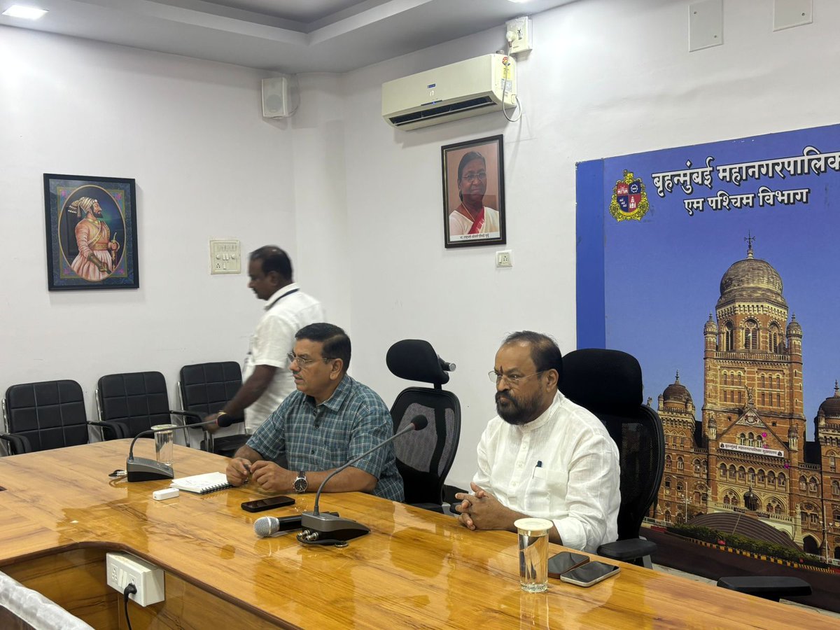 TukaramKate's tweet image. चेंबूर येथील ओल्ड बॅरेक रोड विकास प्रकल्प आणि त्या रस्त्याशी संबंधित स्थानिक समस्या यावर सविस्तर चर्चा करण्यासाठी आज मी चेंबूर वॉर्डचे अधिकारी श्री. भोसले साहेब यांची भेट घेतली.

#Tukaramkate #OldBarrackRoadProject #ChemburDevelopment #InfrastructureGrowth #RoadImprovement