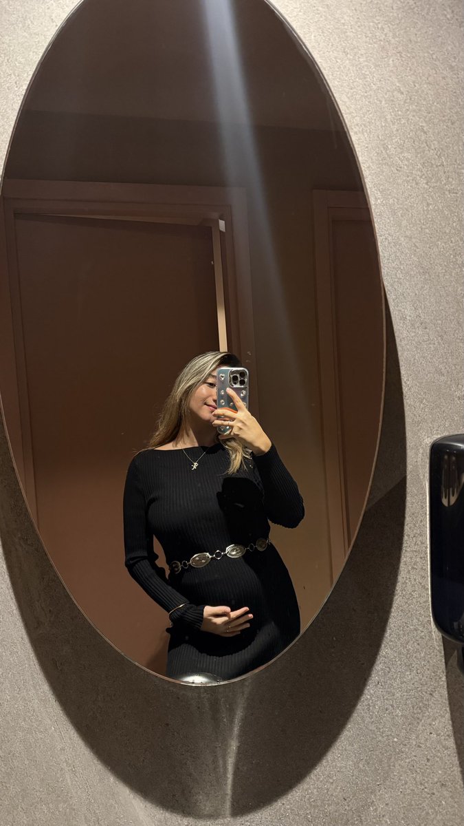 Dünyada iki şeyi çok istemiştim mutlu bir yuva ve içinde minicik ayaklarıyla gezen bir kız çocuğu.. Rabbim birinci isteğimi hayallerimden bile güzel olucak şekilde kabul etti. İkincisinin de sözünü verdi.. 🙏🤲