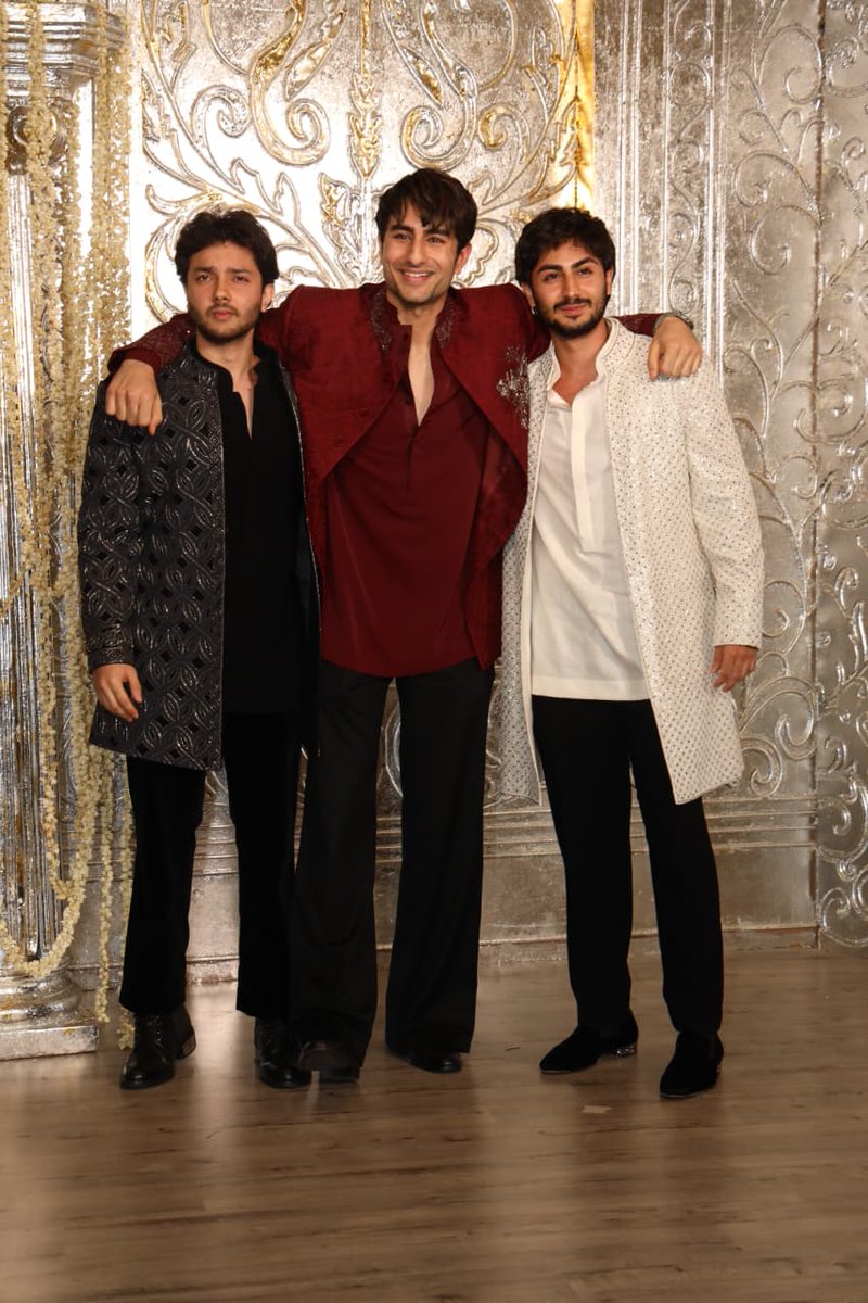 filmfare's tweet photo. Reunions, laughter and glamour! ❤️

Here are some adorable moments from #ManishMalhotra's star-studded Diwali bash. 🤩

#Celebs #FilmfareLens https://t.co/hzUOqFjiGV