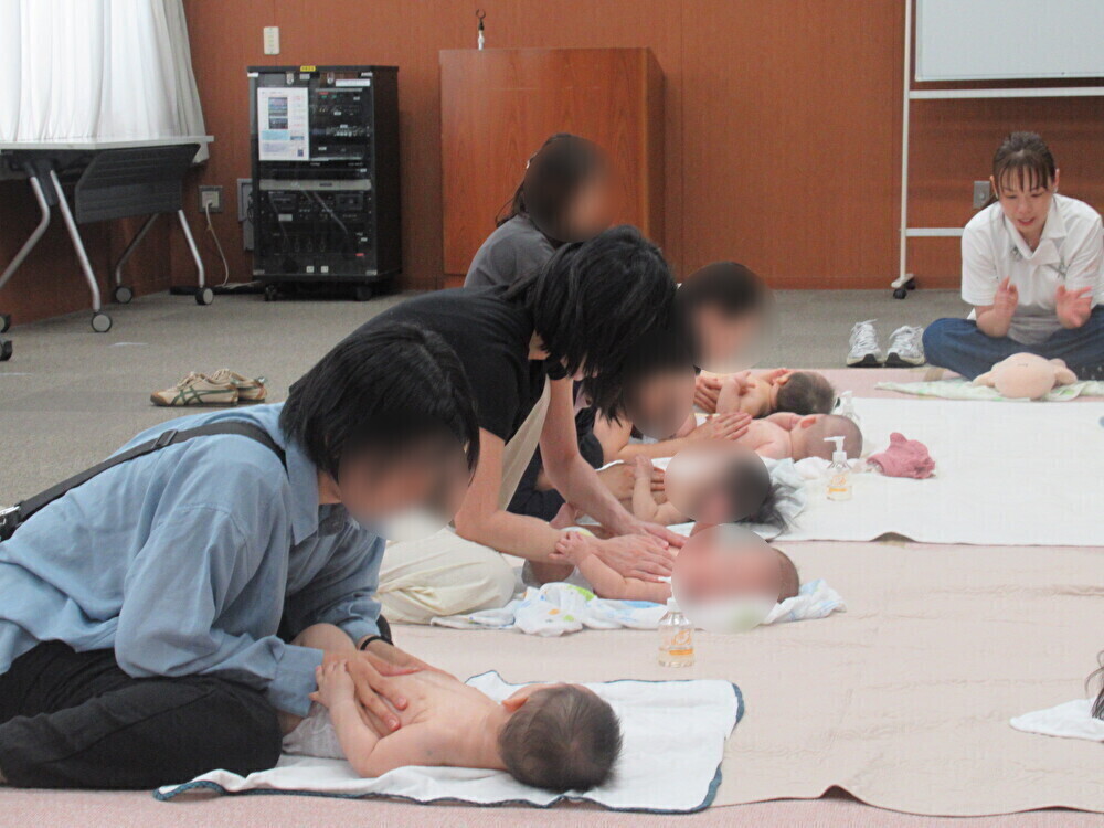 edolib_koiwa's tweet photo. 本日はCandy　土田典子先生（@CandyNoriko23）をお招きし、ベビーマッサージ教室を行いました👶ママと赤ちゃんが心地よく触れ合い、親子の絆も一層深まったのではないでしょうか🥰たくさんのご参加ありがとうございました🌟
#江戸川区　#ベビーマッサージ https://t.co/V70VbBCQSm
