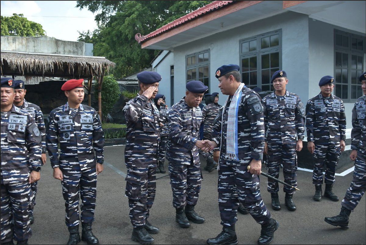 Kodaeral_III's tweet image. KUNJUNGAN KERJA DANKODAERAL III KE LANAL BANTEN: PERKUAT SOLIDARITAS DAN PEDULI KEMANUSIAAN

#tnial #tniangkatanlaut #jalesvevajayamahe #kodaeraliii #bhaktinalayudha